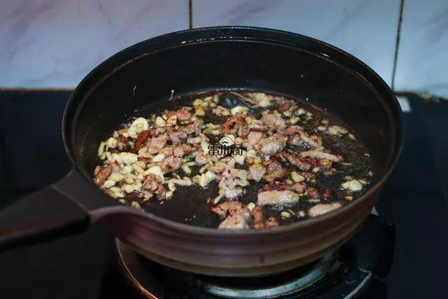 【洋蔥炒肉】別再只會洋蔥炒雞蛋了今天換種搭配,加一些調料,就成了這道味道十足的下飯菜