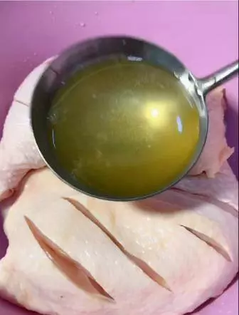 雞腿這樣做燉30分鐘收汁即可出鍋,美味可口。好吃到沒不得了!