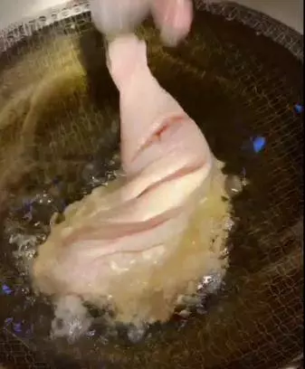 雞腿這樣做燉30分鐘收汁即可出鍋,美味可口。好吃到沒不得了!
