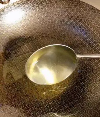 雞腿這樣做燉30分鐘收汁即可出鍋,美味可口。好吃到沒不得了!