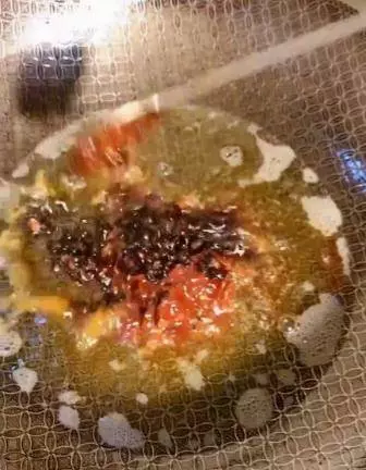 雞腿這樣做燉30分鐘收汁即可出鍋,美味可口。好吃到沒不得了!