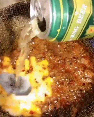 雞腿這樣做燉30分鐘收汁即可出鍋,美味可口。好吃到沒不得了!