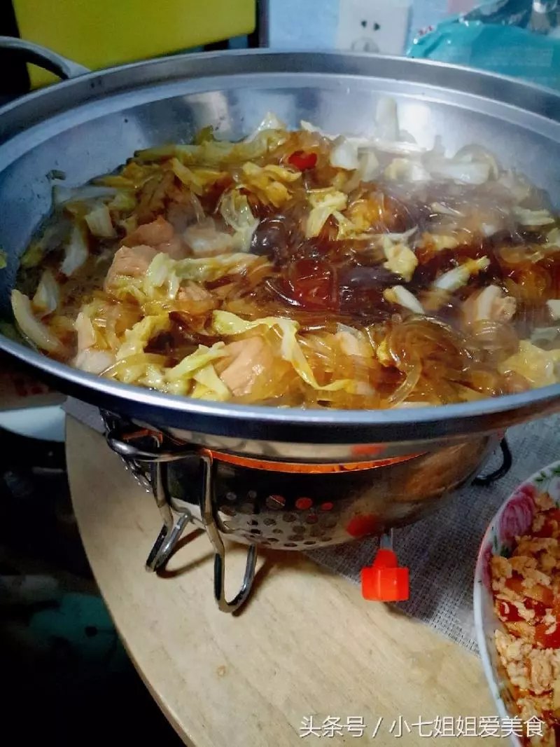 老婆說這是白菜做好吃的做法,冬天吃一次渾身都暖和了,一棵白菜都不夠吃!