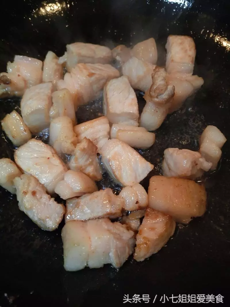老婆說這是白菜做好吃的做法,冬天吃一次渾身都暖和了,一棵白菜都不夠吃!