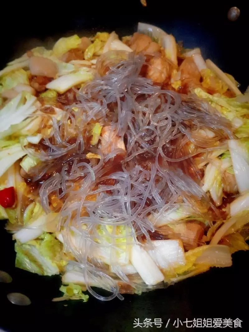 老婆說這是白菜做好吃的做法,冬天吃一次渾身都暖和了,一棵白菜都不夠吃!