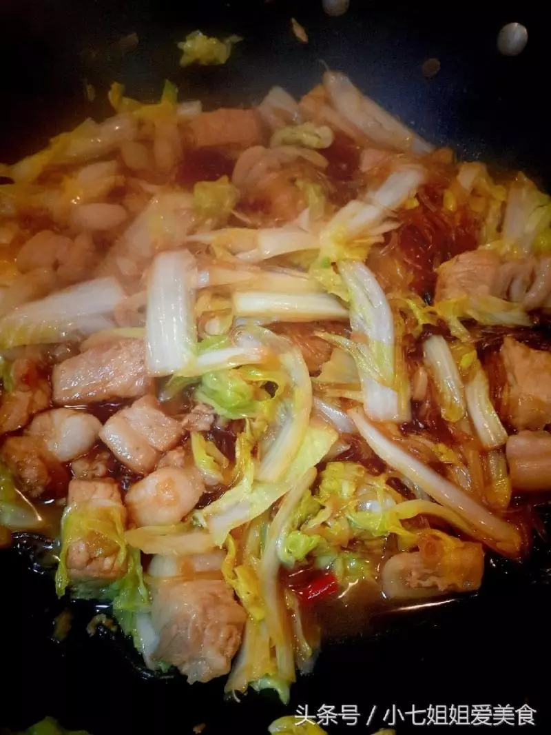 老婆說這是白菜做好吃的做法,冬天吃一次渾身都暖和了,一棵白菜都不夠吃!