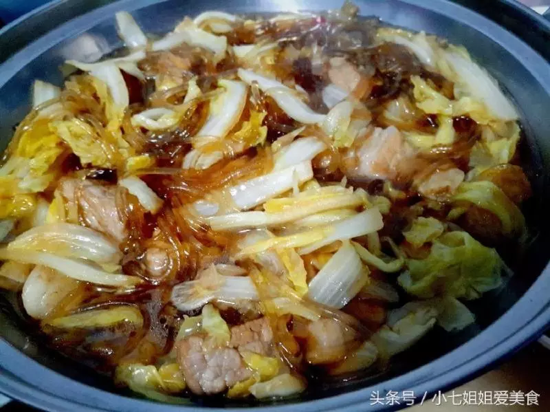 老婆說這是白菜做好吃的做法,冬天吃一次渾身都暖和了,一棵白菜都不夠吃!