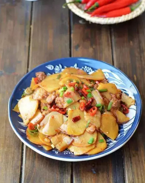 土豆最惹味的家常做法——五花肉土豆片