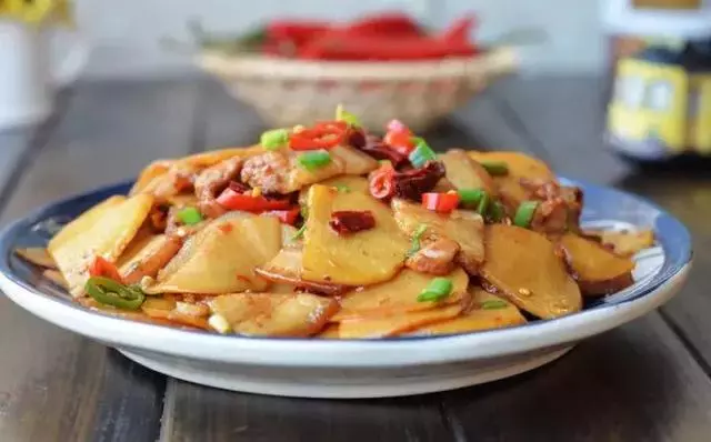 土豆最惹味的家常做法——五花肉土豆片