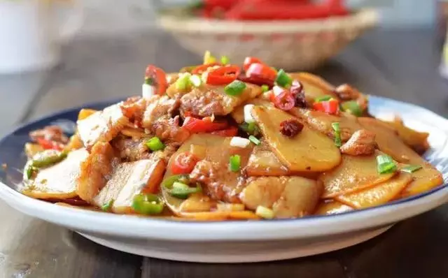 土豆最惹味的家常做法——五花肉土豆片