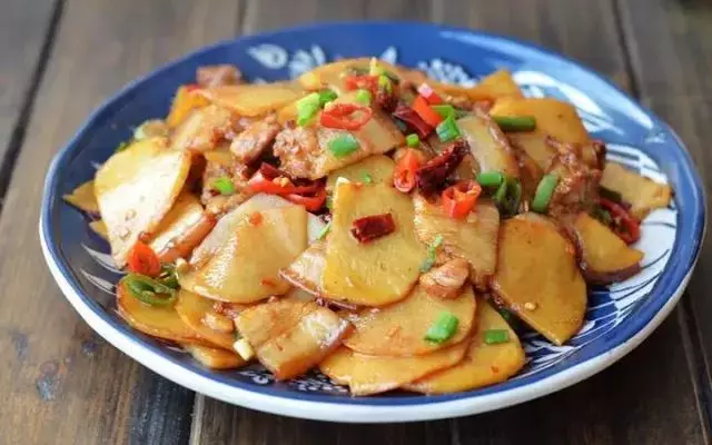 土豆最惹味的家常做法——五花肉土豆片