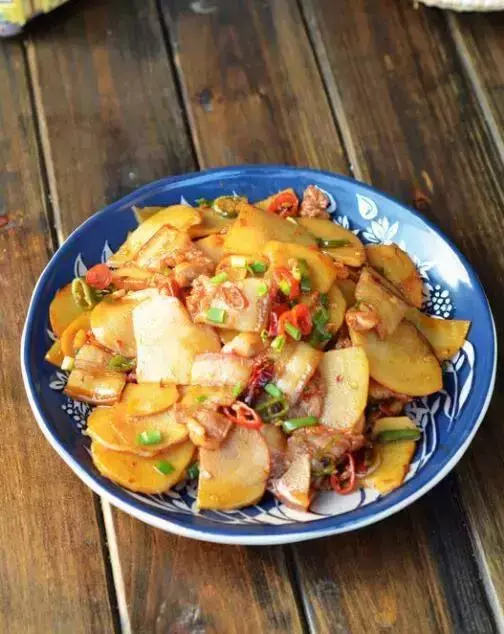 土豆最惹味的家常做法——五花肉土豆片