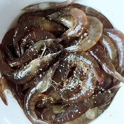 酥脆椒鹽蝦的做法!!味道非常鮮美。因為酥脆的殼也能吃下去,還補鈣哦。