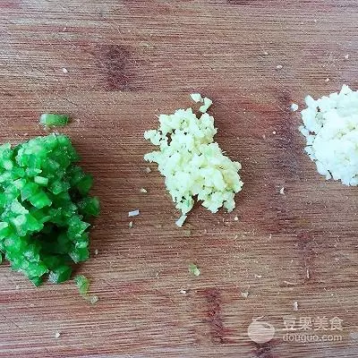 酥脆椒鹽蝦的做法!!味道非常鮮美。因為酥脆的殼也能吃下去,還補鈣哦。