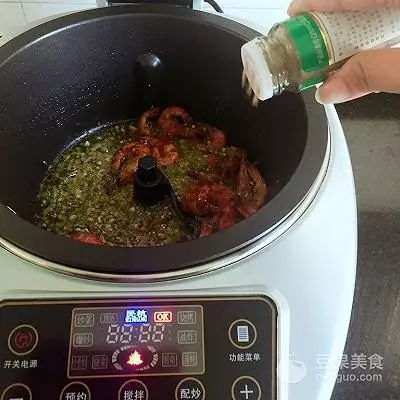 酥脆椒鹽蝦的做法!!味道非常鮮美。因為酥脆的殼也能吃下去,還補鈣哦。