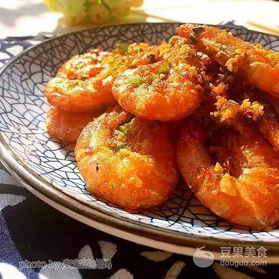 酥脆椒鹽蝦的做法!!味道非常鮮美。因為酥脆的殼也能吃下去,還補鈣哦。