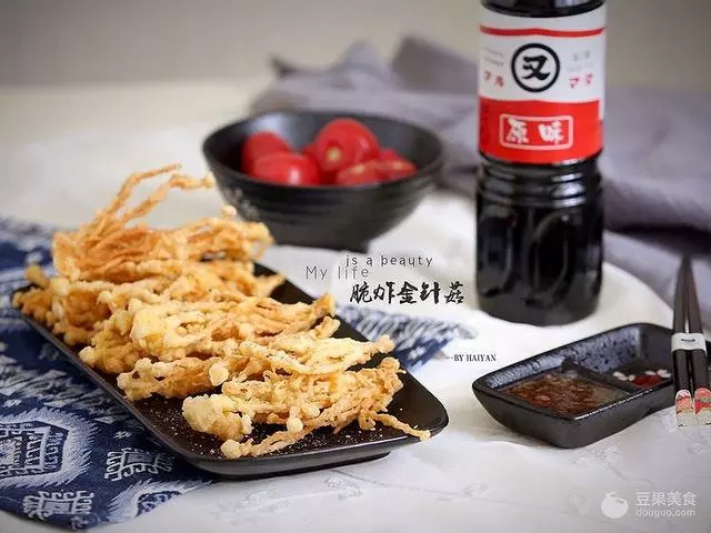 脆炸金針菇的做法。趁熱吃外脆里嫩哦!!