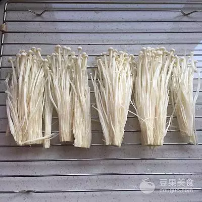 脆炸金針菇的做法。趁熱吃外脆里嫩哦!!