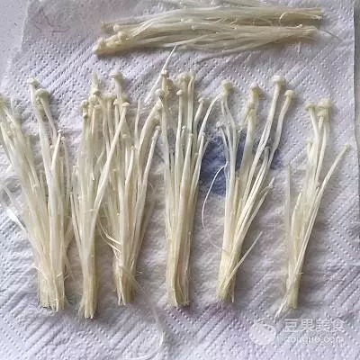 脆炸金針菇的做法。趁熱吃外脆里嫩哦!!