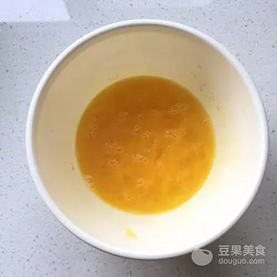 脆炸金針菇的做法。趁熱吃外脆里嫩哦!!