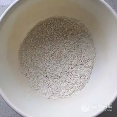 脆炸金針菇的做法。趁熱吃外脆里嫩哦!!