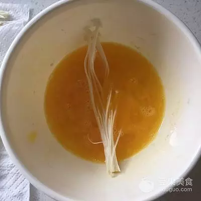 脆炸金針菇的做法。趁熱吃外脆里嫩哦!!
