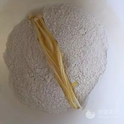 脆炸金針菇的做法。趁熱吃外脆里嫩哦!!