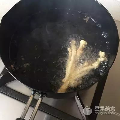 脆炸金針菇的做法。趁熱吃外脆里嫩哦!!