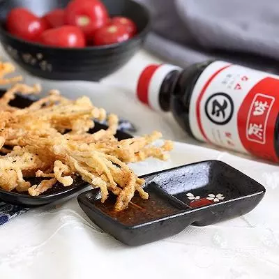 脆炸金針菇的做法。趁熱吃外脆里嫩哦!!