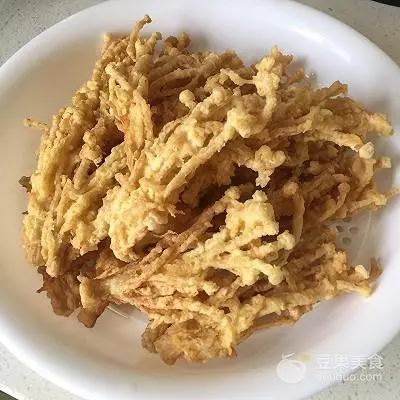 脆炸金針菇的做法。趁熱吃外脆里嫩哦!!