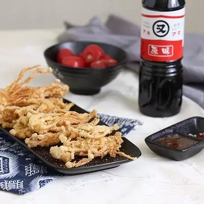 脆炸金針菇的做法。趁熱吃外脆里嫩哦!!