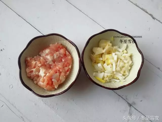 豆腐的這個做法,最適合冬天吃了,做法還簡單,不用炸也不用煎!