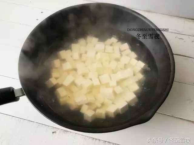 豆腐的這個做法,最適合冬天吃了,做法還簡單,不用炸也不用煎!