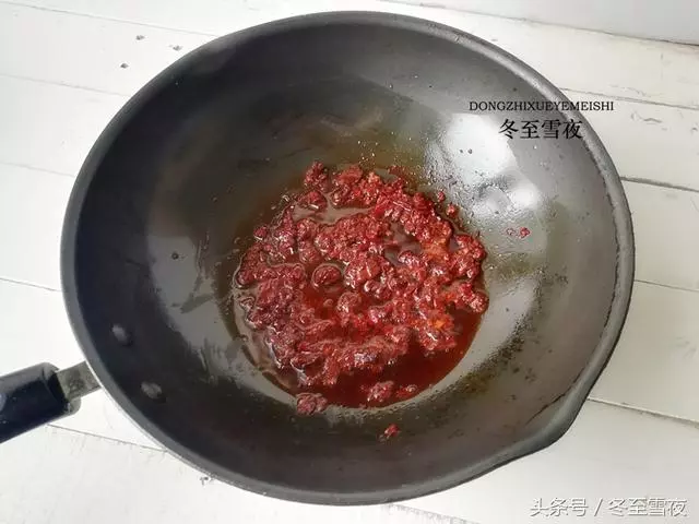 豆腐的這個做法,最適合冬天吃了,做法還簡單,不用炸也不用煎!