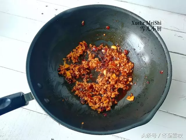豆腐的這個做法,最適合冬天吃了,做法還簡單,不用炸也不用煎!