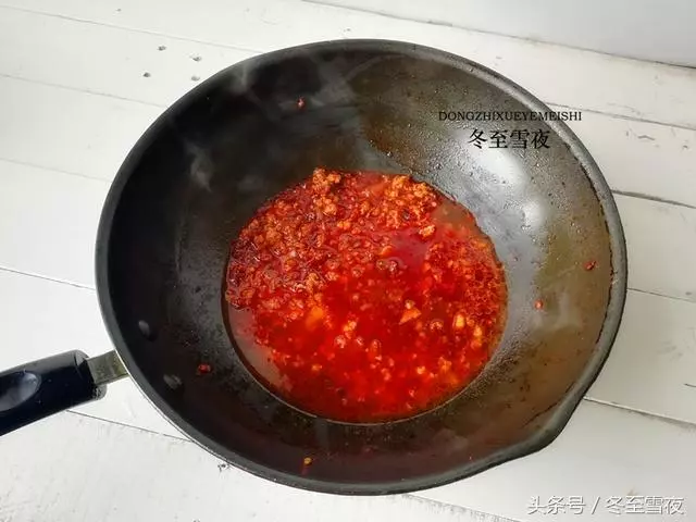 豆腐的這個做法,最適合冬天吃了,做法還簡單,不用炸也不用煎!