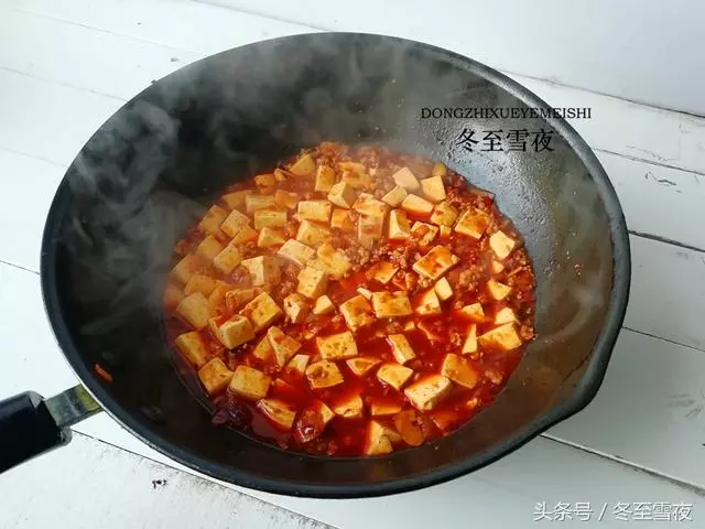 豆腐的這個做法,最適合冬天吃了,做法還簡單,不用炸也不用煎!
