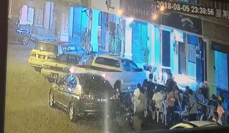 【網友大贊Hilux:撞得好!】Hilux車主Hon了30分鐘,氣憤撞走double park的Honda 車!Hond