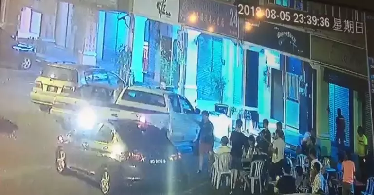 【網友大贊Hilux:撞得好!】Hilux車主Hon了30分鐘,氣憤撞走double park的Honda 車!Hond