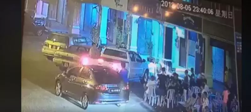 【網友大贊Hilux:撞得好!】Hilux車主Hon了30分鐘,氣憤撞走double park的Honda 車!Hond