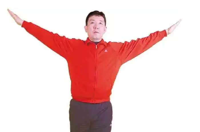 50歲的人照著這樣走10分鐘,肚子平了,血壓也降了,周圍人都說年輕了!