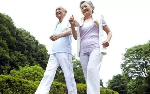 50歲的人照著這樣走10分鐘,肚子平了,血壓也降了,周圍人都說年輕了!