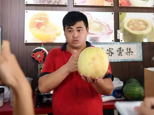 水果店蜜瓜賣234令吉 原來內有乾坤
