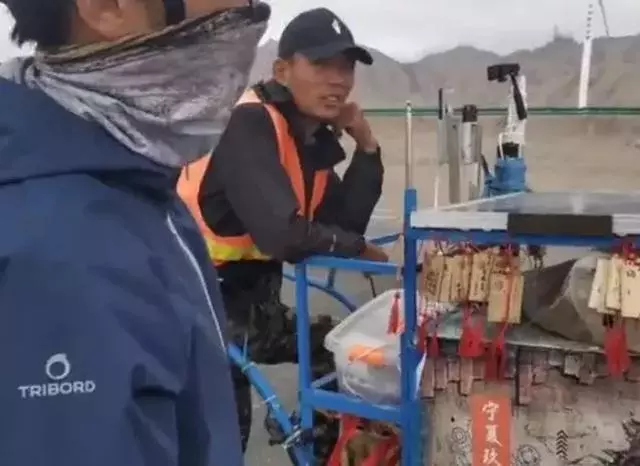 年邁狗狗陪20歲主人去西藏,主人推著小車,狗狗:一路一起走