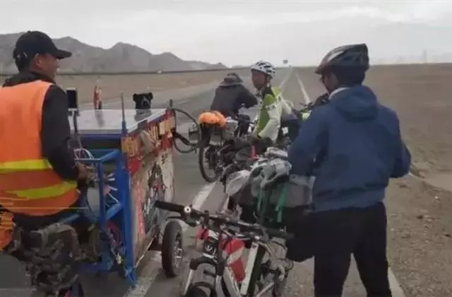 年邁狗狗陪20歲主人去西藏,主人推著小車,狗狗:一路一起走