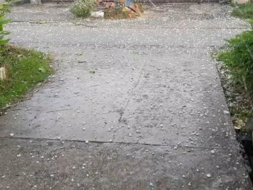罕見冰雹雨 車損 民眾紛閃躲