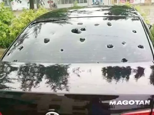 罕見冰雹雨 車損 民眾紛閃躲