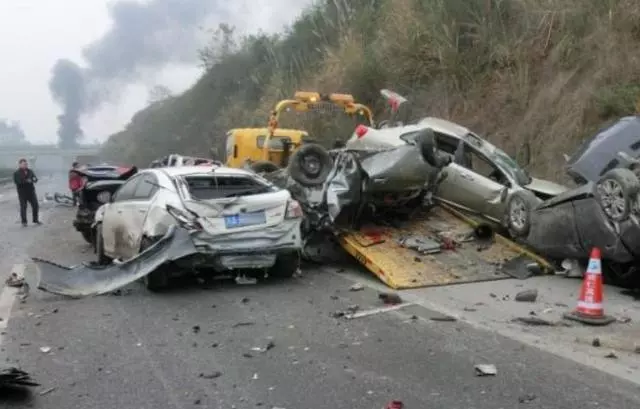 男友因車禍去世,女子整日穿著婚紗,村裡乞丐的話,讓她傻了眼