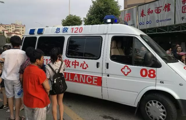 男友因車禍去世,女子整日穿著婚紗,村裡乞丐的話,讓她傻了眼