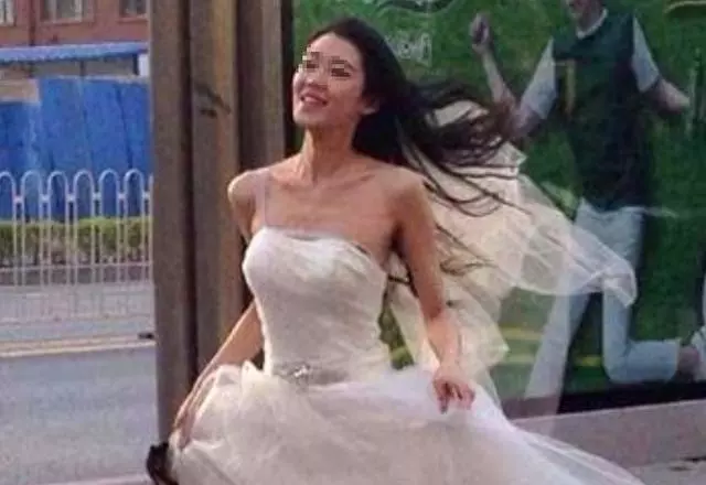 男友因車禍去世,女子整日穿著婚紗,村裡乞丐的話,讓她傻了眼